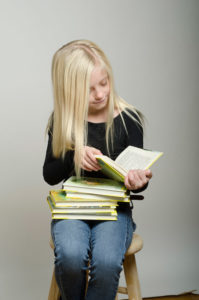 本を読む外国の少女