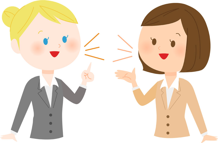 英語で会話する二人のビジネスウーマン